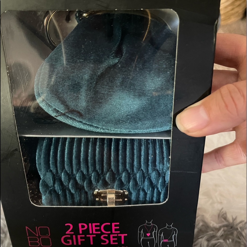 2 piece gift set crossbody- kiss lock